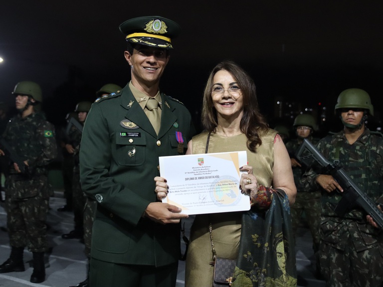 Dra. Dilma Trovão recebe diploma de "Amiga do Batalhão"