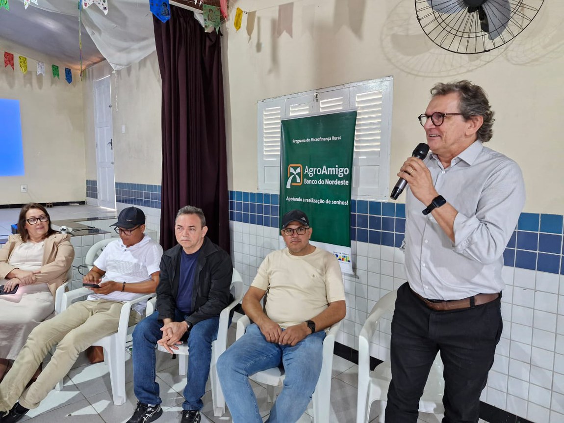 Representando o INSA Diretor Etham durante sua fala