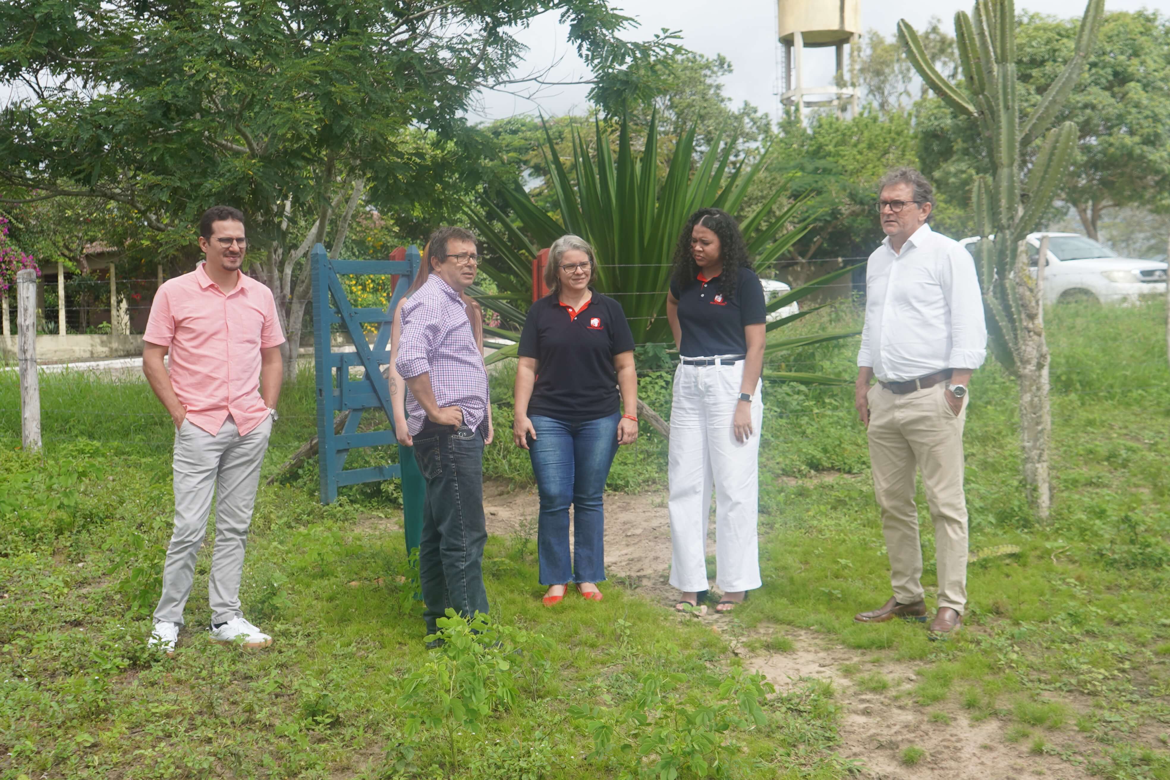 Pessoas em visita ao campo, conversando