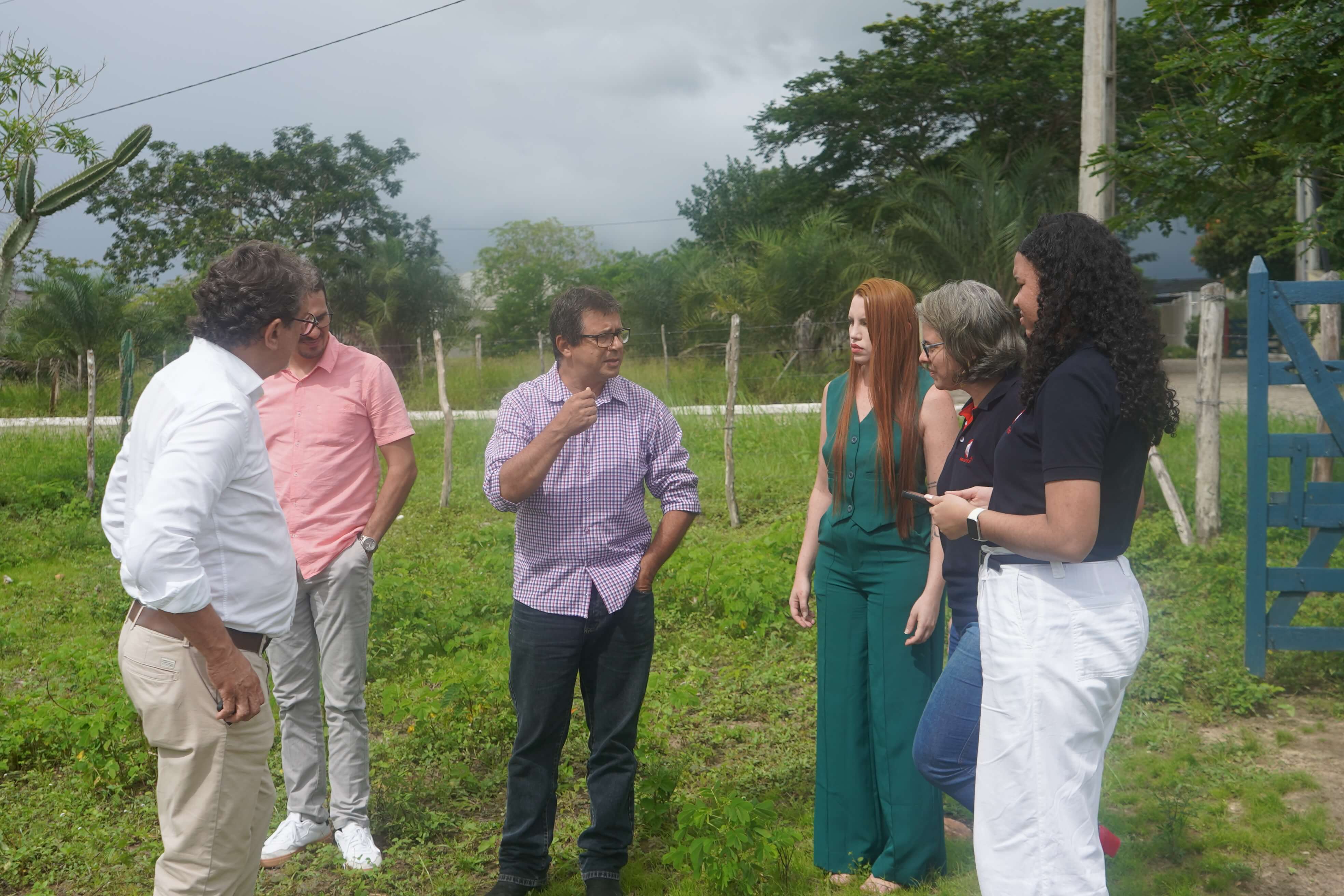 Seis pessoas em outro momento da conversa no campo