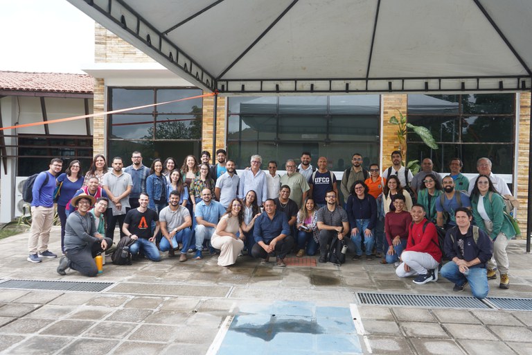 Representantes do INSA e pesquisadores visitantes posando para registro fotográfico