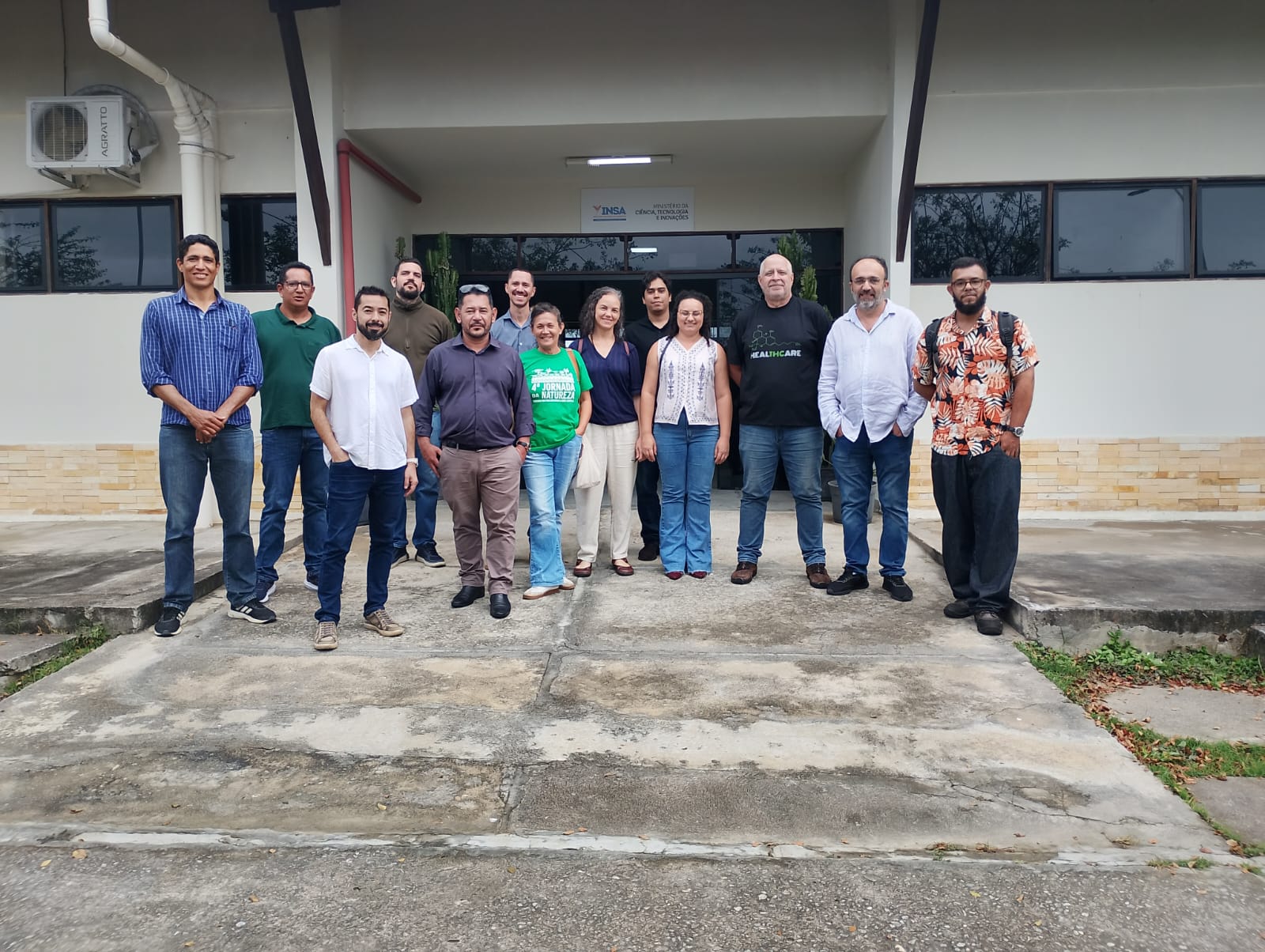 Pesquisadores reunidos pousam para a foto.