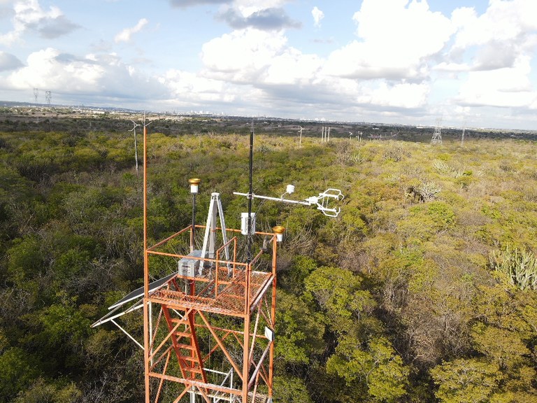 Foto da Torre Norte do Observatório da Caatinga e Desertificação