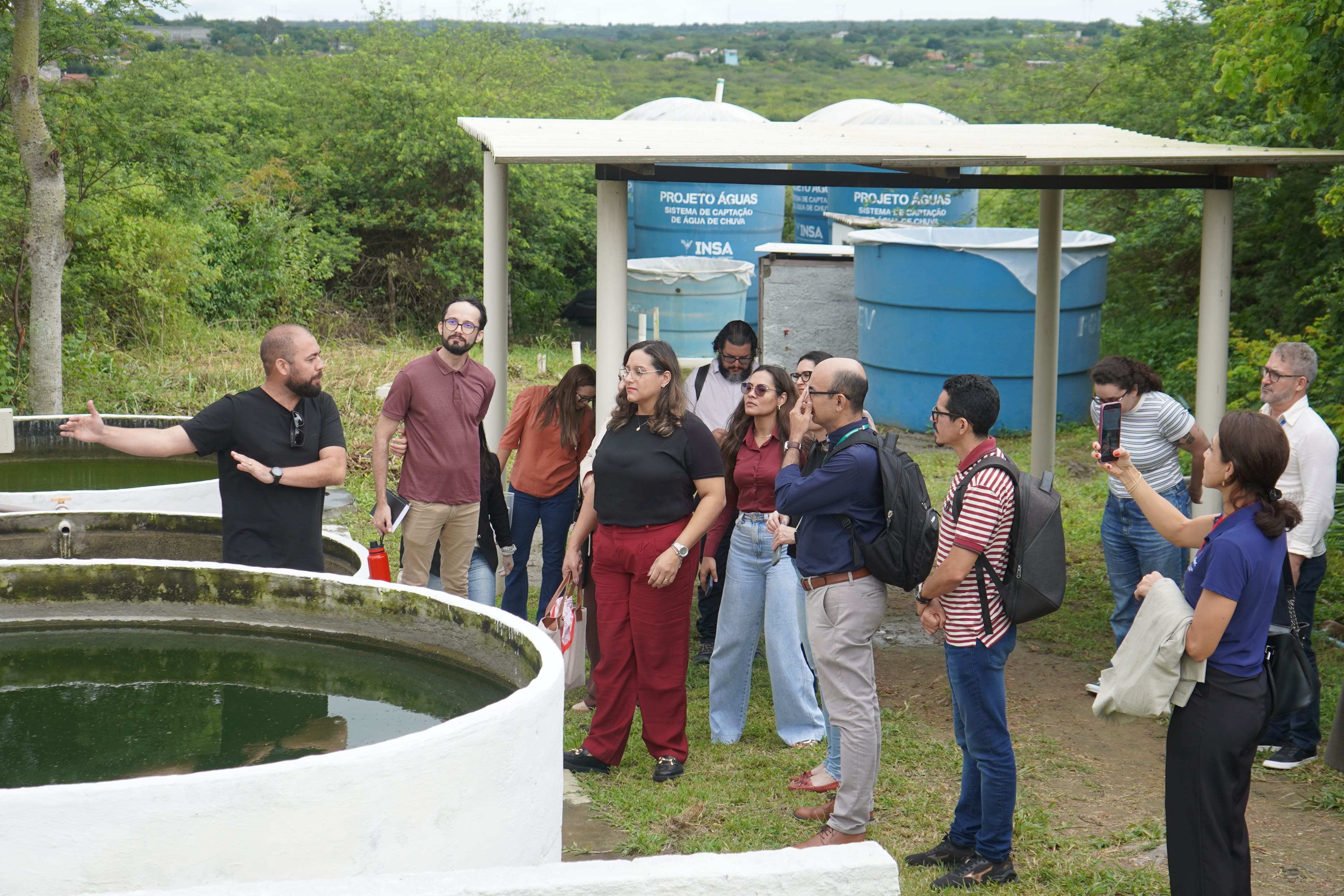 Pesquisador falando e explicando a tecnologia SARA para visitantes.