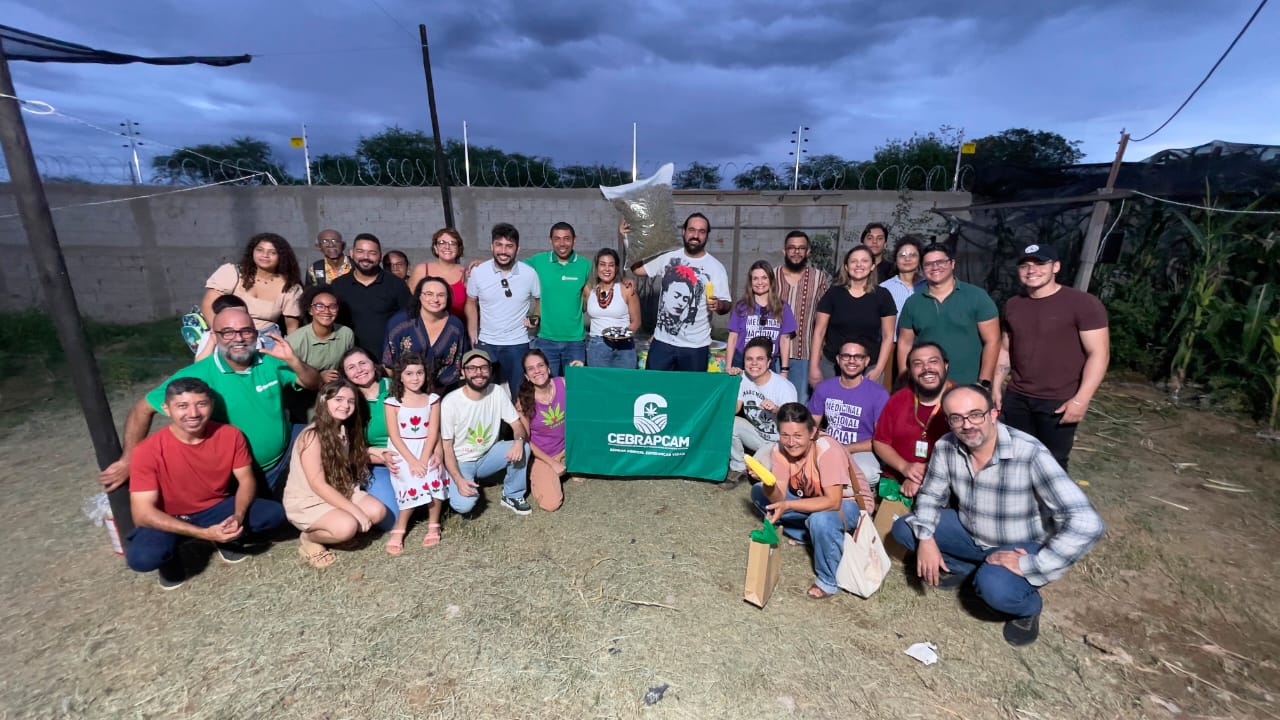 Pessoas reunidas para foto.