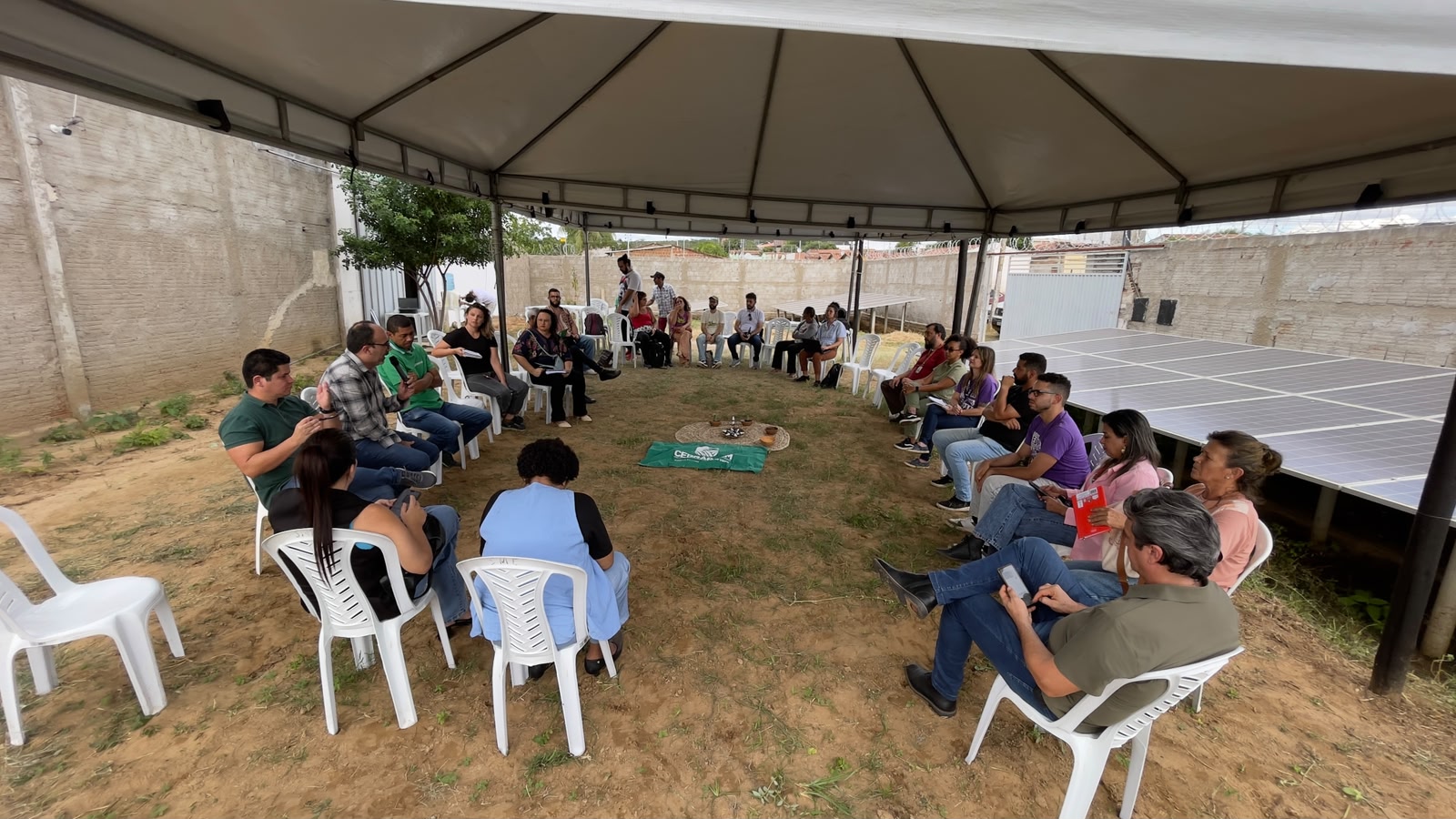 Pessoas em circulo debatendo.