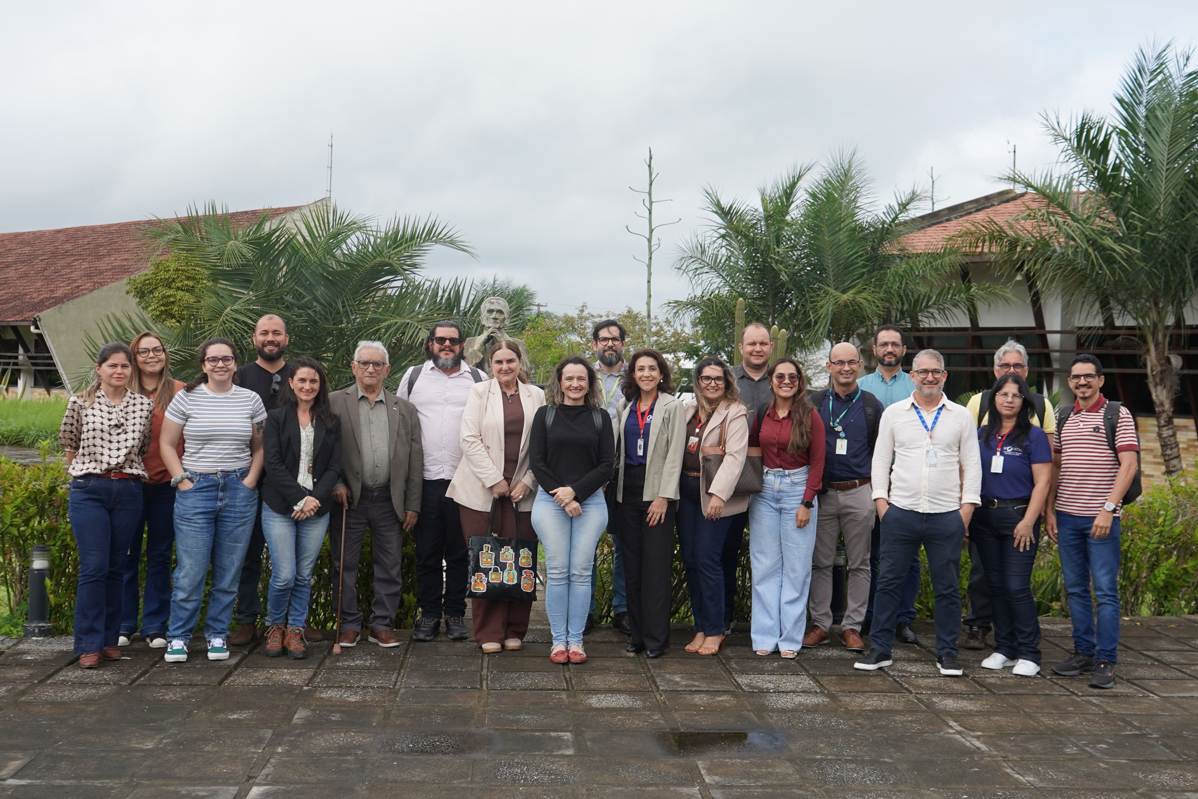 Visitantes e pesquisadores reunidos para fotografia no INSA