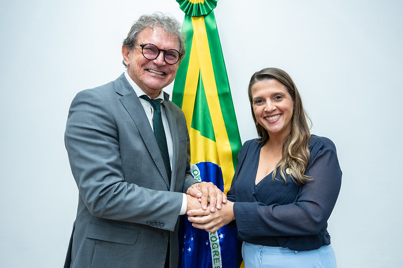 Diretor do Instituto Nacional e secretária da SEDES/MCTI pousam para foto.