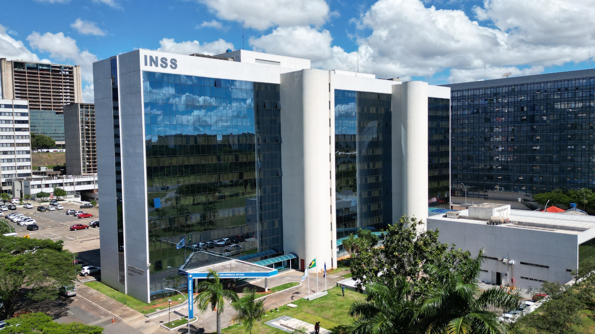 Marca histórica de produtividade faz número total de pedidos aguardando resposta recuar e atinge patamar inédito de conclusões mensais