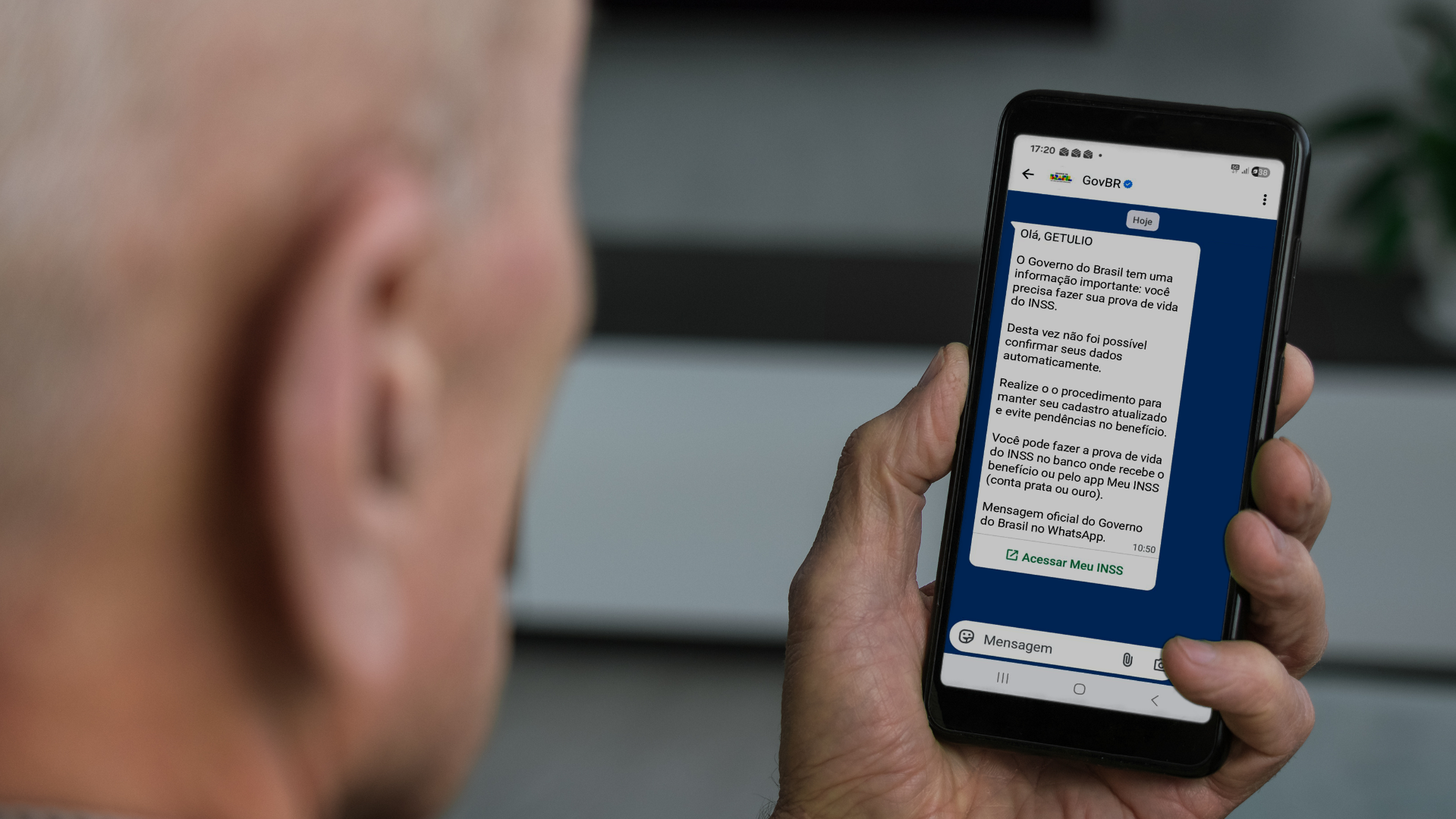 A autenticidade da informação é garantida pelo selo azul de conta verificada (Selo de conta verificada) da conta do Governo do Brasil no WhatsApp