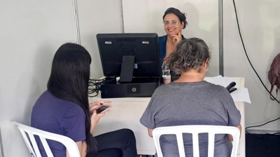 Atendimento no estande do INSS.jpg.jpeg
