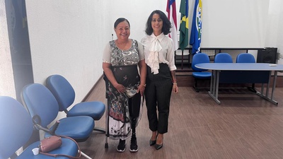 Eliete Falcão com Erika Souza, assistente social do INSS.jpeg