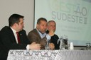 Ministro Lupi entre o presidente do INSS, Alessandro Stefanutto, e o superintendente da SRII, Thiago Prata