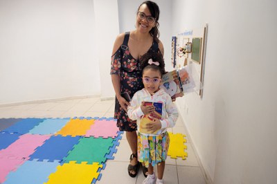 2025 09 27 Mutirão APS Montes Claros Laís dos Santos Ferreira e filha na Sala Multissensorial Foto Gabriel Dias copiar.jpg