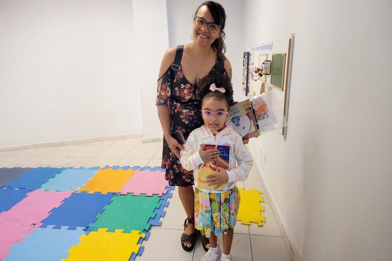 2025 09 27 Mutirão APS Montes Claros Laís dos Santos Ferreira e filha na Sala Multissensorial Foto Gabriel Dias copiar.jpg