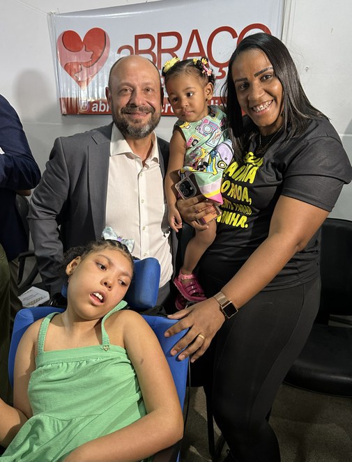 Presidente do INSS, Gilberto Waller, em momento de interação com Daiane Freitas dos Santos e filhas.