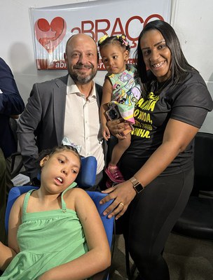 Presidente do INSS, Gilberto Waller, em momento de interação com Daiane Freitas dos Santos e filhas.