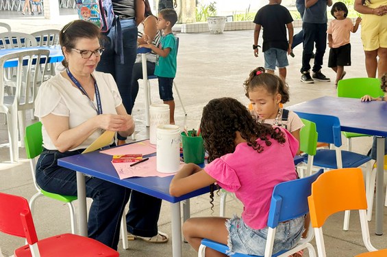 Descrição da imagem: Servidora do INSS participa de atividade interativa com crianças neuroatípicas durante o evento Inclusão Nordeste. Foto: Ana Paula Ergang/ Ascom INSS.