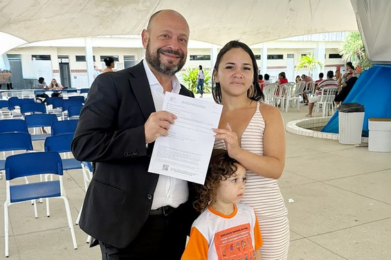 Mãe do segurado Alef, Keila Genuíno da Silva, recebe a carta de benefício das mão do presidente do INSS, Gilberto Waller Júnior