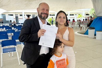 Mãe do segurado Alef, Keila Genuíno da Silva, recebe a carta de benefício das mão do presidente do INSS, Gilberto Waller Júnior
