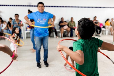 Adultos e crianças se divertem com bambolês em ação de Aracaju (SE)