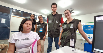 Grávida, Vivian Pereira Nunes Martins buscou atendimento para verificar se teria direito ao salário maternidade. Ao lado dela, estudantes voluntários da UFMS.