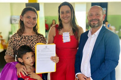 Maria Aparecida Paiva Souza e o filho, Samuel, saíram da ação com a carta de concessão do benefício.