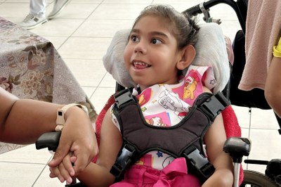 Criança com a síndrome do Zika receberam o carinho do presidente do INSS