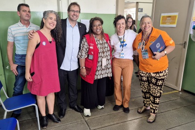 Gestores do programa Ouvidoria Itinerante, realizado em Ribeirão das Neves/MG, posam com a ministra dos Direitos Humanos e da Cidadania, Macaé Evaristo. Foto: Nilmara Pereira.