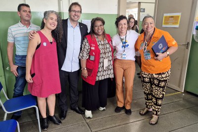 Gestores do programa Ouvidoria Itinerante, realizado em Ribeirão das Neves/MG, posam com a ministra dos Direitos Humanos e da Cidadania, Macaé Evaristo. Foto: Nilmara Pereira.