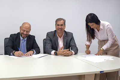 Descrição da imagem: Presidente do INSS assina acordo, ao lado de representantes da FIPERJ. Foto: Pedro Mello e Matheus Felipe