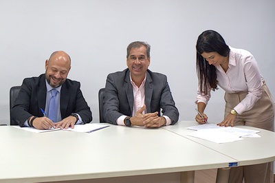 Descrição da imagem: Presidente do INSS assina acordo, ao lado de representantes da FIPERJ. Foto: Pedro Mello e Matheus Felipe