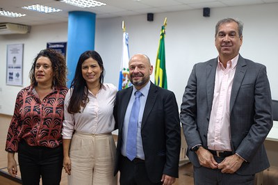 Descrição da imagem: A superintendente regional do INSS no Rio de Janeiro, Angélica Rosa; a coordenadora de Extensão da FIPERJ, Carla Uzeda; o presidente do INSS, Giberto Waller; e o presidente da FIPERJ, José Carlos Gervazoni celebram o acordo entre as duas instituições. Foto: Pedro Mello e Matheus Felipe.