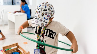 Criança brinca com bambolê enquanto aguarda atendimento para etapas de concessão do BPC, em Aracaju (SE) ‎