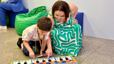 A espera pelo atendimento conta com atividades lúdicas e educativas para as crianças