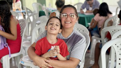 Francisca Reginilde, atendida pela ação em Maranguape (CE), com o filho no colo