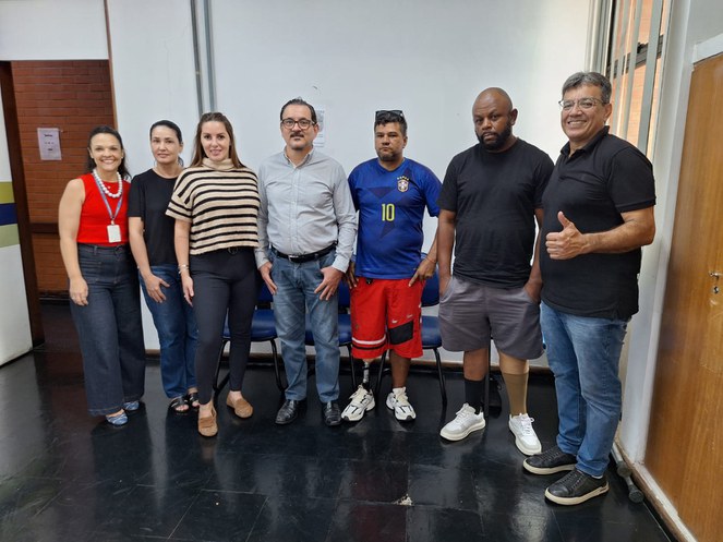 Equipe de Reabilitação Profissional do INSS em Goiânia e segurados com próteses recebidas. Foto: Secom/GO.