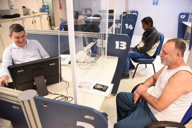 Atendimento inicial realizado por servidor durante mutirão em Planaltina (DF).