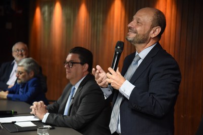 Presidente do INSS discursa durante evento.