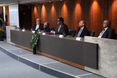 Mesa de abertura do evento.