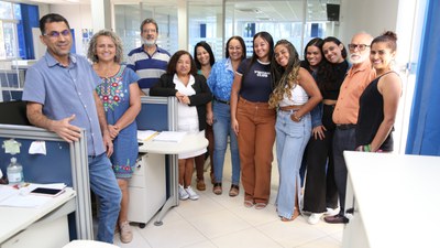 Equipe de servidores (as) e funcionários (as) da Agência da Previdência Social em Planaltina  DF, em foto posada dentro da APS