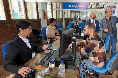 Unidade já iniciou atendimentos para orientação do uso de tecnologias para serviços previdenciários. Na foto, funcionária do INSS atende a segurado. Foto: Marcos Varjão.