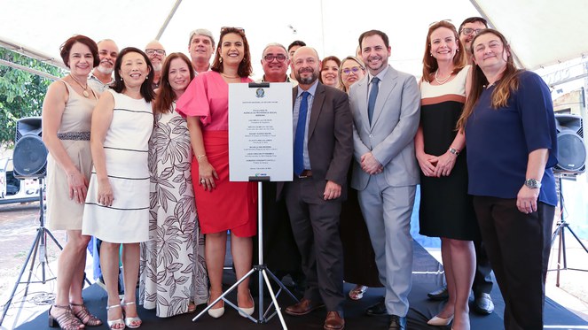 Foto oficial com os participantes do evento de reinauguração da Agência da Previdência Social, em Serrana / SP
