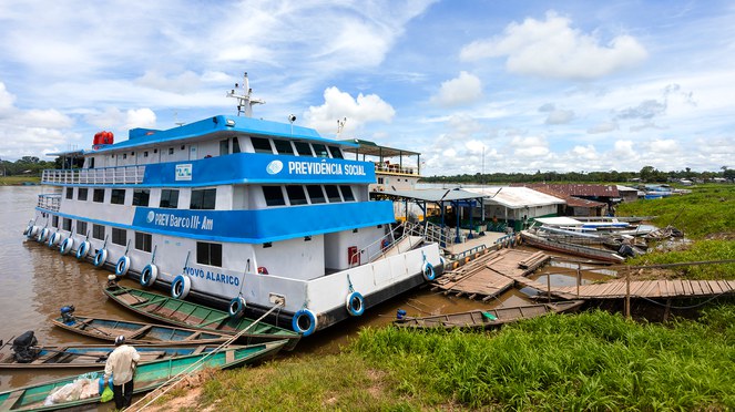 Embarcação da Previdência Social atracada no Porto de Atalaia do Norte. Foto: Roneymar Alves