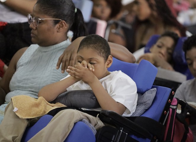Imagem destaca a presença, no evento, de crianças afetadas pelo Zika Vírus.
