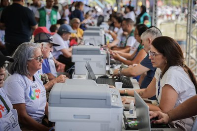 Atendimento do INSS durante Caravana 60+ em Recife (PE). Foto: Prefeitura do Recife.