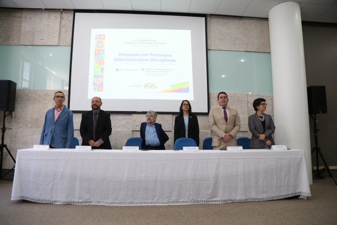 Mesa de abertura do Simpósio em Processo Administrativo, em Brasília/DF. Foto: Rafael Carvalho.