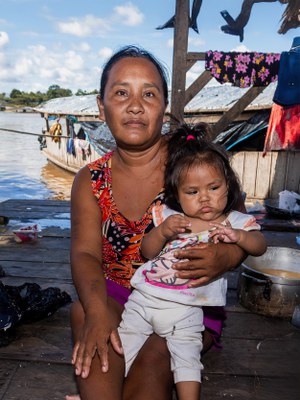 Segurada Reneza Kanamari com a filha no colo. Foto: Roneymar Alves
