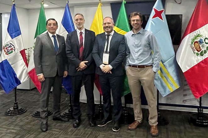 Chefe da ONP Gastón Remy Llacsa (à esquerda), Mariano Brener da AISS, Eduardo Basso, do INSS, e Matías Hirschmann, coordenador do evento (à direita).