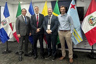 Chefe da ONP Gastón Remy Llacsa (à esquerda), Mariano Brener da AISS, Eduardo Basso, do INSS,  e Matías Hirschmann, coordenador do evento (à direita).